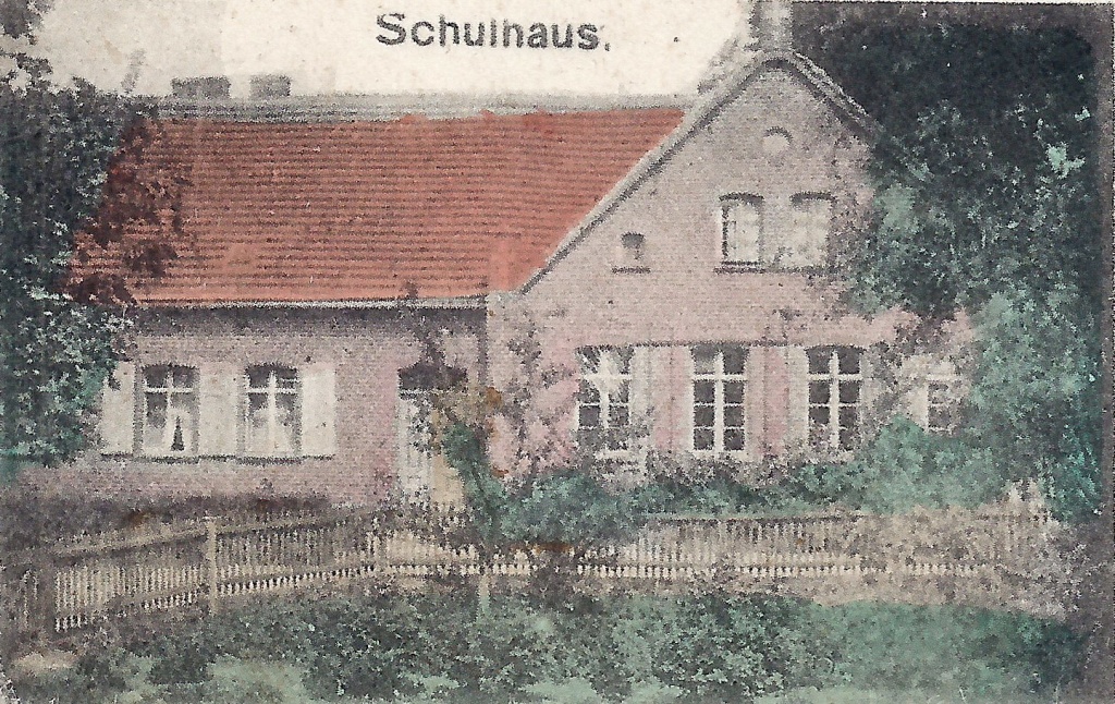 Dieses Bild hat ein leeres alt-Attribut; sein Dateiname ist lichterfelde1918-mit-vorgarten-schulhaus_scan1.jpg.